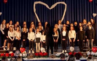Nastop Mladinskega pevskega zbora na Valentinovem koncertu